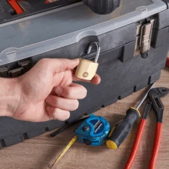 Cadenas Standard Laiton 40 Mm - Yale - Anse Acier Cémenté - Lot De 2 Cadenas S'entrouvrant - 4 Clés 7 Cadenas Standard Laiton 40 Mm - Yale - Anse Acier Cémenté - Lot De 2 Cadenas S'entrouvrant - 4 Clés -Meilleur Outillage Magasin 2 7