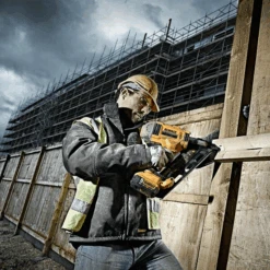 Cloueur De Charpente Dewalt DCN692P2-QW XR 18V Avec Coffret, 2 Batteries 5 Ah Li-Ion Et Chargeur -Meilleur Outillage Magasin cloueur xr application 01