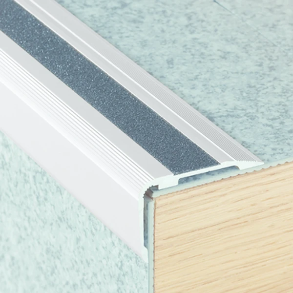 Nez De Marche Adhésif à Bord Sifflet - Alu Incolore Et Bande Noire 2 Nez De Marche Adhésif à Bord Sifflet - Alu Incolore Et Bande Noire – Image 2