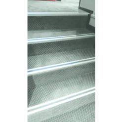 Nez De Marche Adhésif à Bord Sifflet - Alu Incolore Et Bande Noire 10 Nez De Marche Adhésif à Bord Sifflet - Alu Incolore Et Bande Noire -Meilleur Outillage Magasin nez marche bordure noir