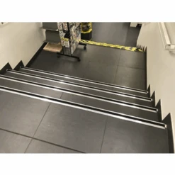 Nez De Marche Adhésif à Bord Sifflet - Alu Incolore Et Bande Noire 11 Nez De Marche Adhésif à Bord Sifflet - Alu Incolore Et Bande Noire -Meilleur Outillage Magasin profile nez marche